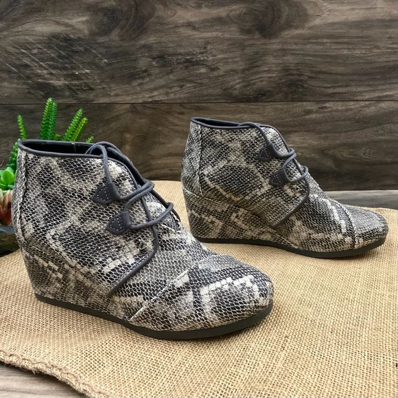 NEW Toms Kala Snakeskin Print Wedge Booties - Picture 4 of 10